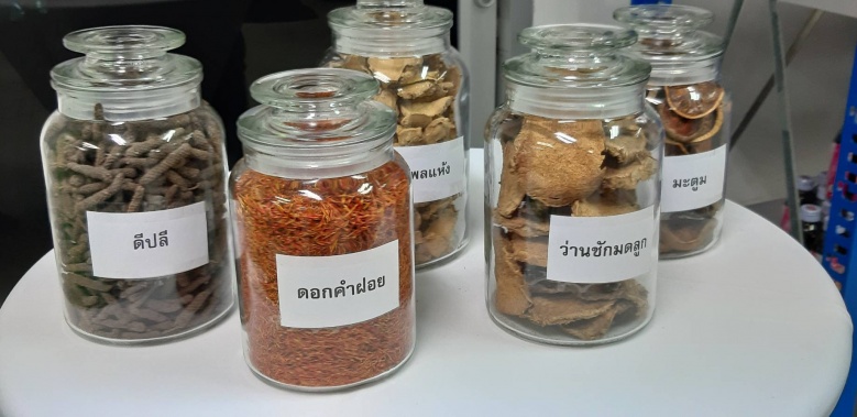 เปิดตำนานผลิตภัณฑ์ยาสมุนไพรห้างขายยาห้องยาเภสัชตรา "โบว์แดง" ยาจากภูมิปัญญาไทย ขายผ่านร้านเซเว่นฯ พร้อมหนุนเกษตรกรไทยมีรายได้มั่นคง