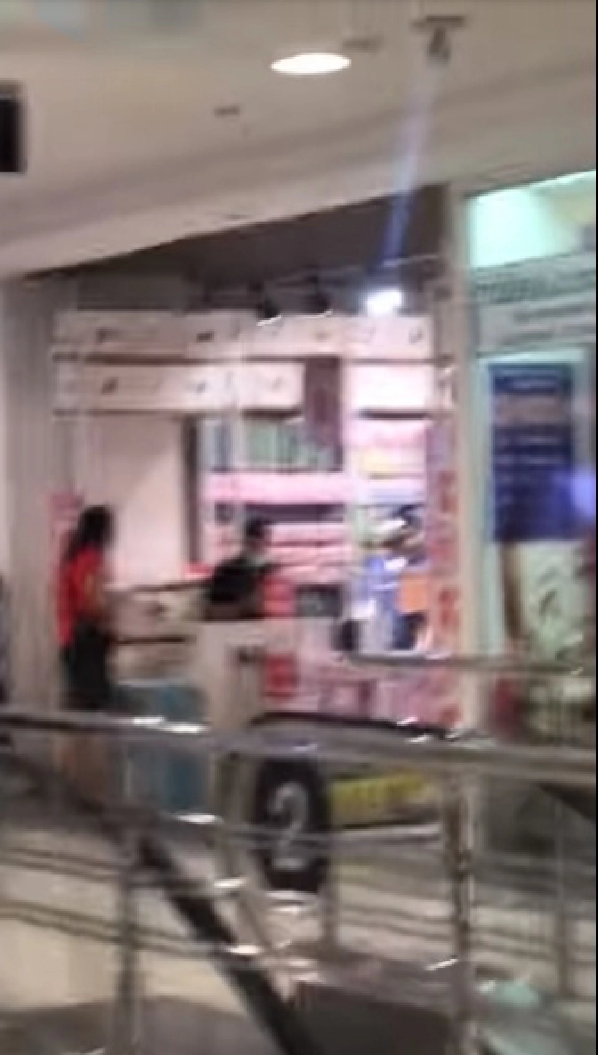 สาวด่ากราด หลังถูกพนง.เตือนเด็กไม่ให้ซนในร้าน ลั่นให้ขอโทษลูกตัวเอง