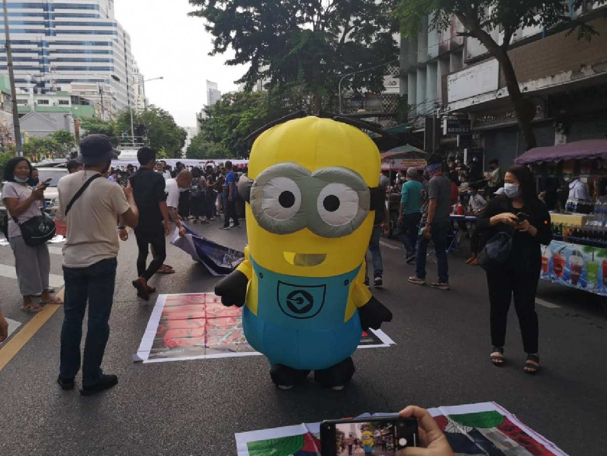 ม็อบราษฎรปิดถนนสีลมโชว์ "ศิลปะราษฎร" ตำรวจแจ้งให้ยุติชุมนุม 1 ทุ่ม