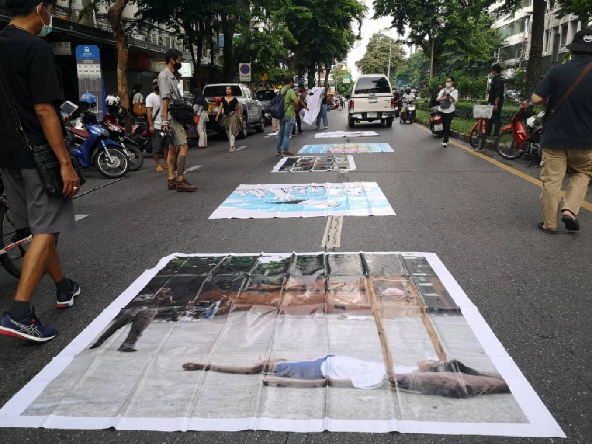 ม็อบราษฎรปิดถนนสีลมโชว์ "ศิลปะราษฎร" ตำรวจแจ้งให้ยุติชุมนุม 1 ทุ่ม