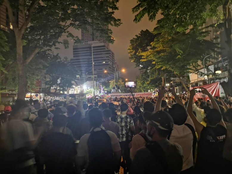 ม็อบราษฎรสีลม​ยุติแล้ว​ "มายด์ ภัสราวลี" จี้นายกฯลาออก ฟังเสียงประชาชน