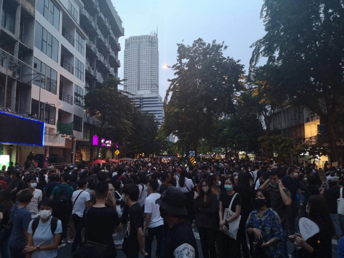 ม็อบราษฎรปิดถนนสีลมโชว์ "ศิลปะราษฎร" ตำรวจแจ้งให้ยุติชุมนุม 1 ทุ่ม