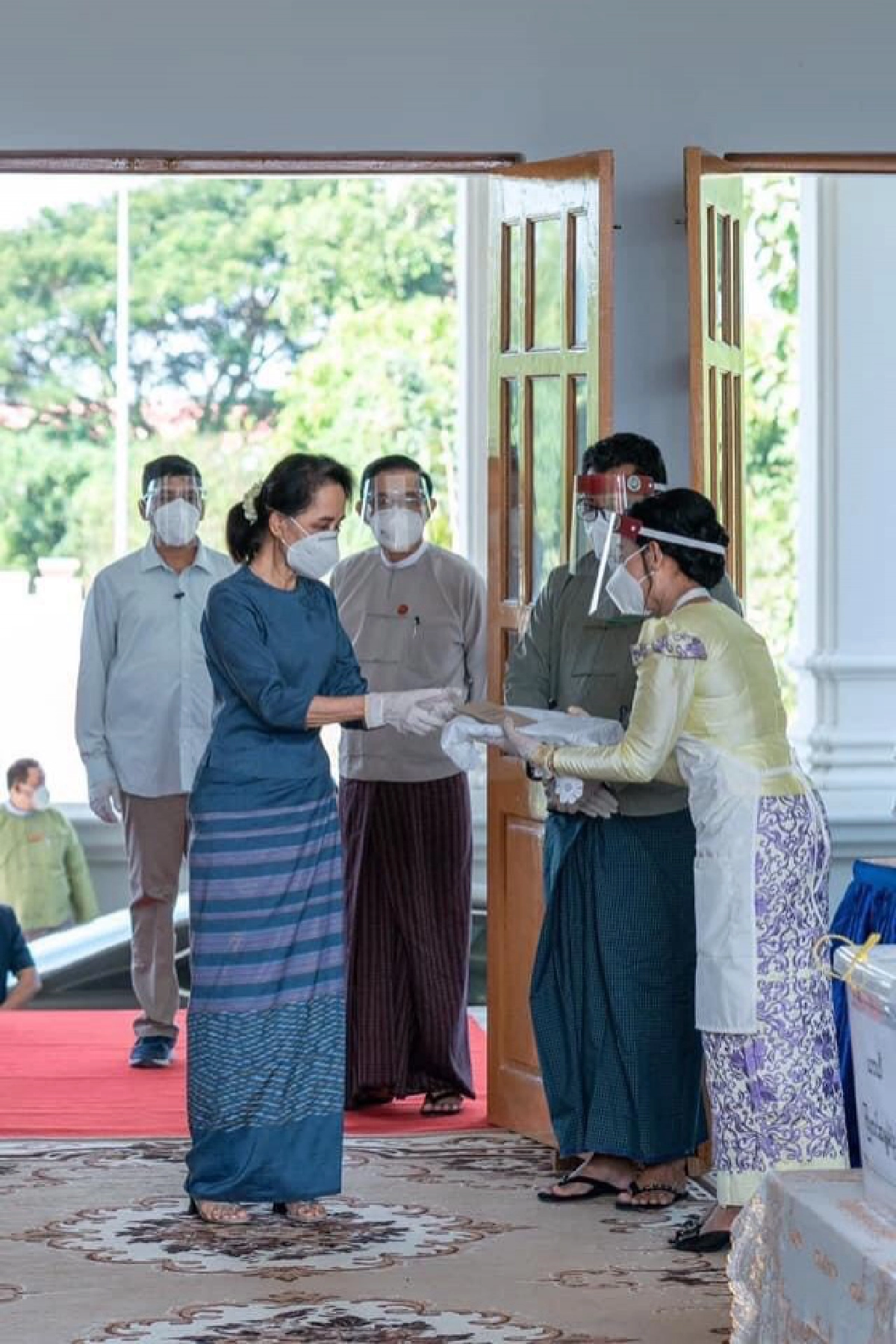 ฝ่าโควิด 'ซูจี' ใช้สิทธิ์เลือกตั้ง 