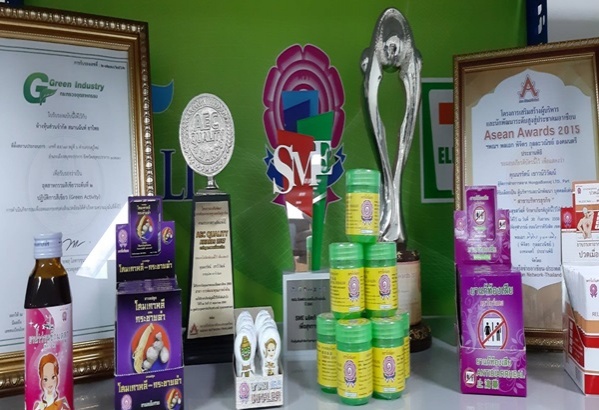 เปิดตำนานผลิตภัณฑ์ยาสมุนไพรห้างขายยาห้องยาเภสัชตรา "โบว์แดง" ยาจากภูมิปัญญาไทย ขายผ่านร้านเซเว่นฯ พร้อมหนุนเกษตรกรไทยมีรายได้มั่นคง