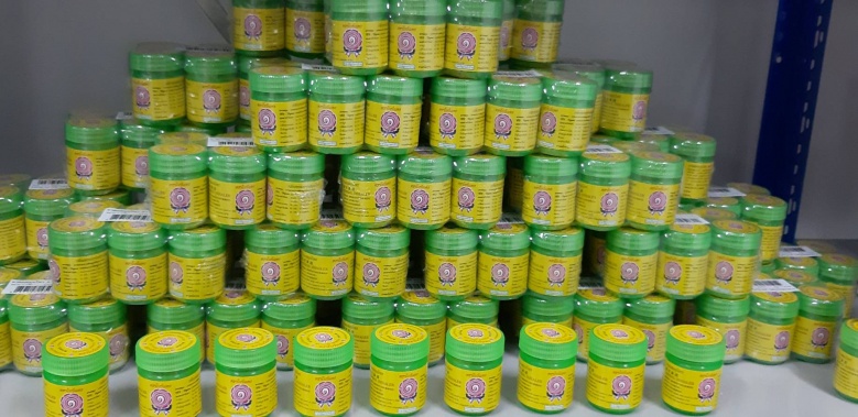 เปิดตำนานผลิตภัณฑ์ยาสมุนไพรห้างขายยาห้องยาเภสัชตรา "โบว์แดง" ยาจากภูมิปัญญาไทย ขายผ่านร้านเซเว่นฯ พร้อมหนุนเกษตรกรไทยมีรายได้มั่นคง