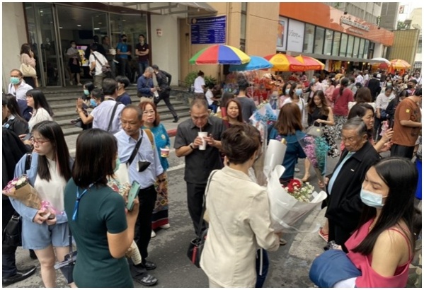ธรรมศาสตร์ สุดปลื้มปิติ "ในหลวง" พระราชทานปริญญาบัตร