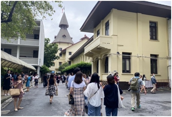 ธรรมศาสตร์ สุดปลื้มปิติ "ในหลวง" พระราชทานปริญญาบัตร