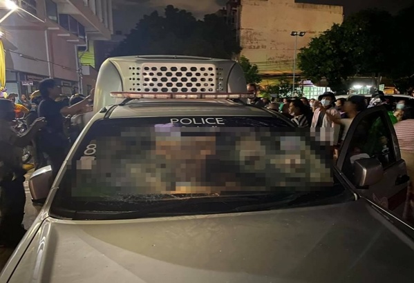 มวลชนลุกฮือทุบกระจกรถคุมขัง' เพนกวิน - ไมค์ '