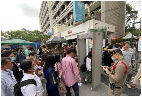 ธรรมศาสตร์ สุดปลื้มปิติ "ในหลวง" พระราชทานปริญญาบัตร