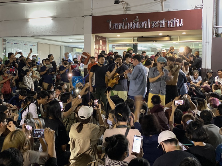 มวลชนลุกฮือทุบกระจกรถคุมขัง' เพนกวิน - ไมค์ '