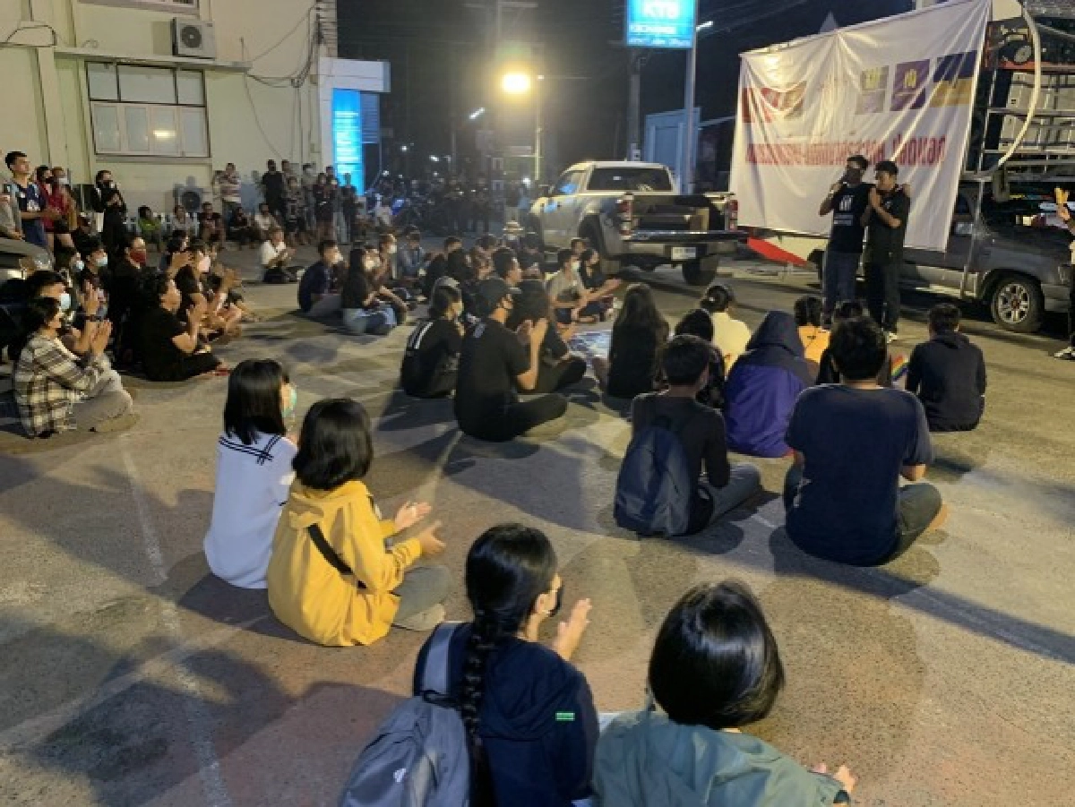 ศรีสะเกษจะไม่ทน.. 6 แนวร่วมนักเรียน-นักศึกษาปลดแอก กว่า 200 คน ชุมนุมคู่ขนาน