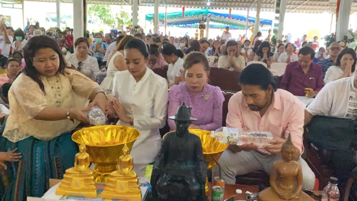 ชาวแปดริ้วแห่ทำบุญกฐินร่วม "บิณฑ์"และมูลนิธิร่วมกตัญญู แน่นวัดป่าพรหมยาน 