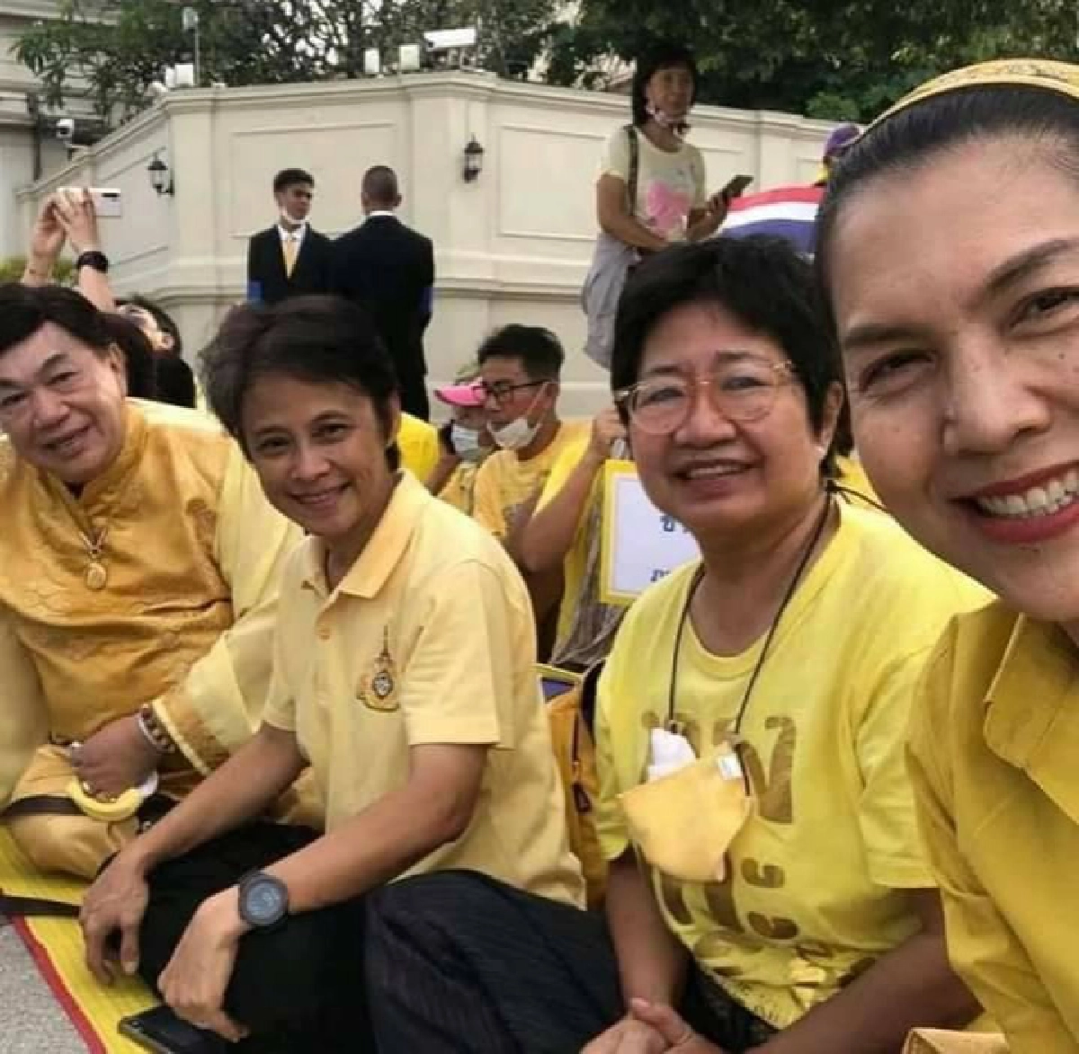 รวมภาพดารา-ปชช.รอเฝ้ารับเสด็จฯในหลวง-พระราชินี 