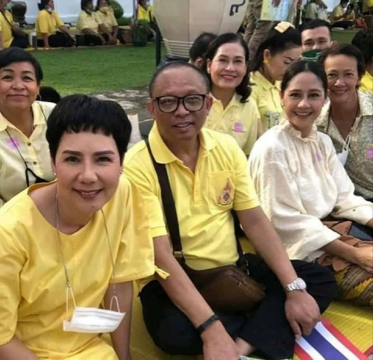 รวมภาพดารา-ปชช.รอเฝ้ารับเสด็จฯในหลวง-พระราชินี 