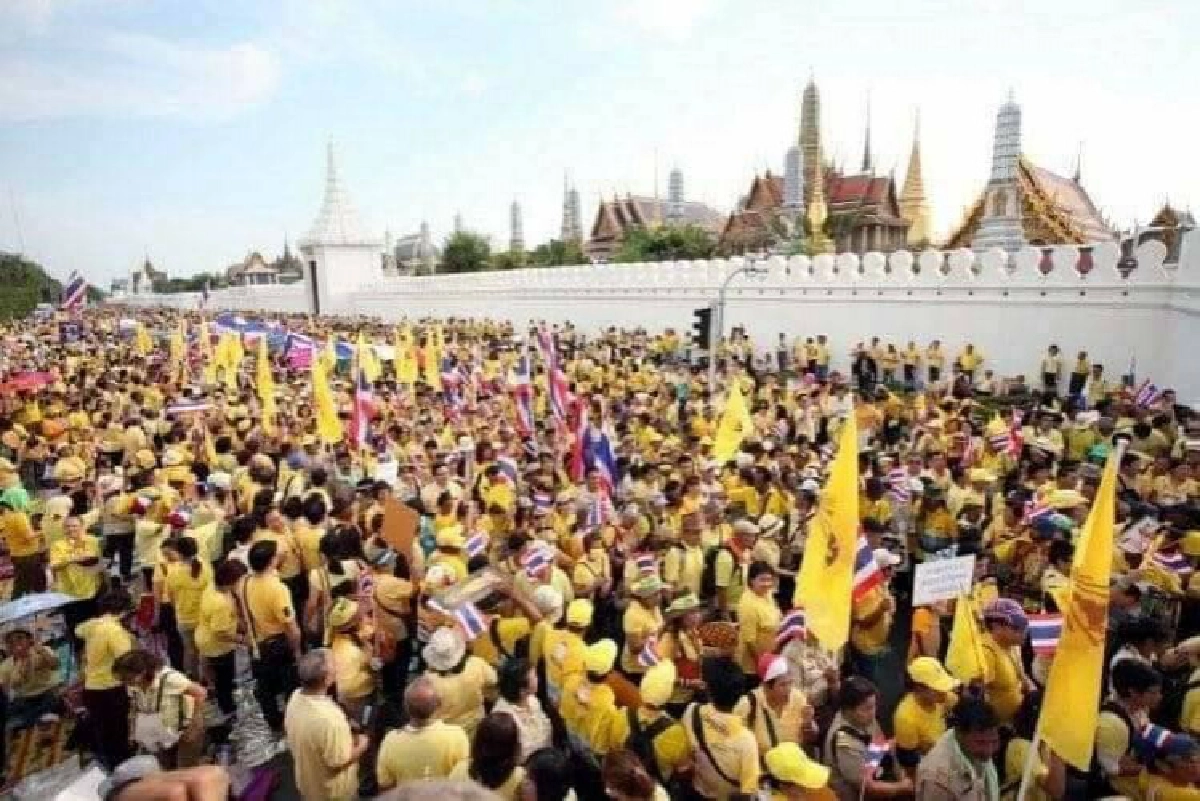 รวมภาพดารา-ปชช.รอเฝ้ารับเสด็จฯในหลวง-พระราชินี 