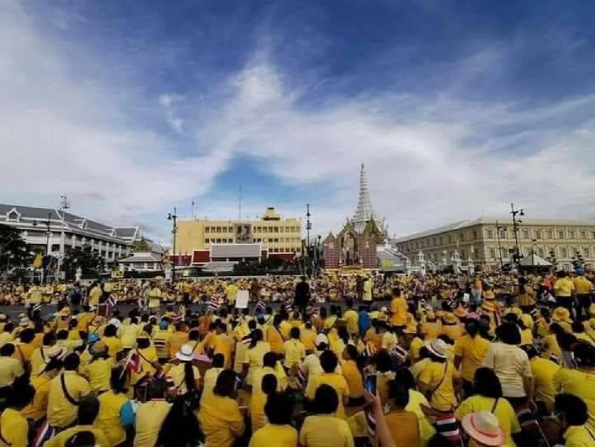 รวมภาพดารา-ปชช.รอเฝ้ารับเสด็จฯในหลวง-พระราชินี 