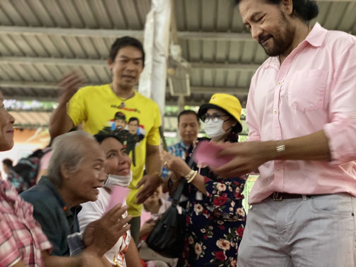 ชาวแปดริ้วแห่ทำบุญกฐินร่วม "บิณฑ์"และมูลนิธิร่วมกตัญญู แน่นวัดป่าพรหมยาน 