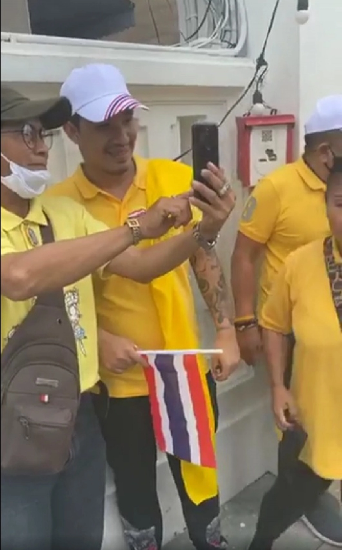 "เสี่ยโป้" สวมเสื้อเหลืองมาเฝ้ารับเสด็จที่หน้าวัดพระแก้ว มวลชนแห่ถ่ายรูปพร้อมตะโกนสู้ๆ
