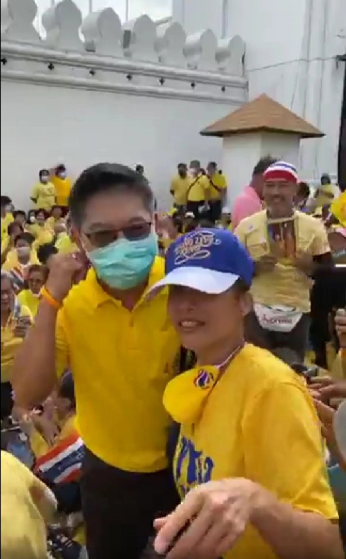 รวมภาพดารา-ปชช.รอเฝ้ารับเสด็จฯในหลวง-พระราชินี 