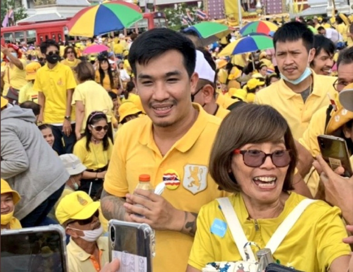 "เสี่ยโป้" สวมเสื้อเหลืองมาเฝ้ารับเสด็จที่หน้าวัดพระแก้ว มวลชนแห่ถ่ายรูปพร้อมตะโกนสู้ๆ