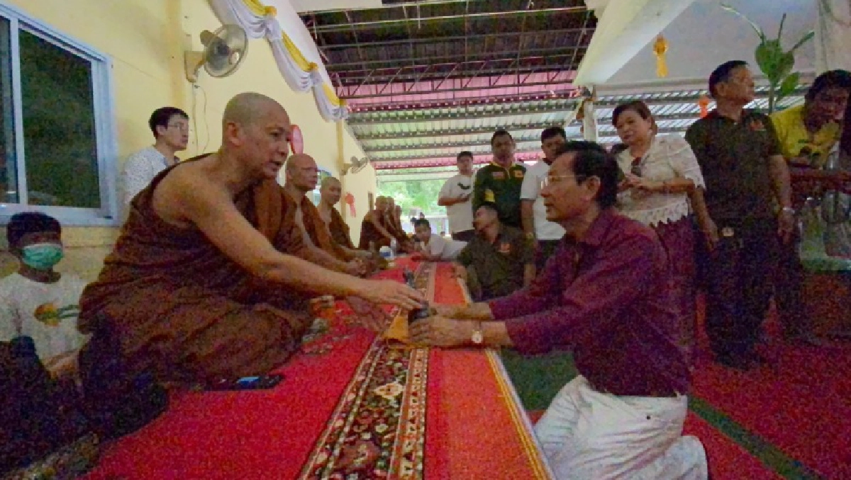 ชาวแปดริ้วแห่ทำบุญกฐินร่วม "บิณฑ์"และมูลนิธิร่วมกตัญญู แน่นวัดป่าพรหมยาน 