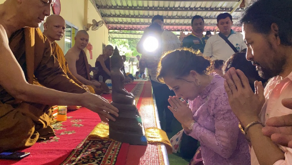 ชาวแปดริ้วแห่ทำบุญกฐินร่วม "บิณฑ์"และมูลนิธิร่วมกตัญญู แน่นวัดป่าพรหมยาน 