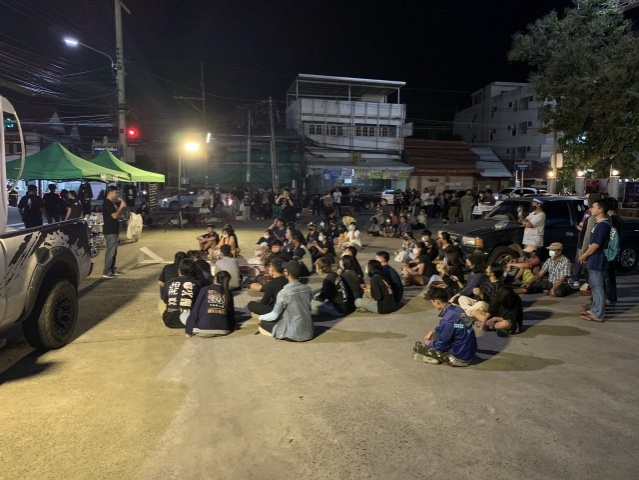 ศรีสะเกษจะไม่ทน.. 6 แนวร่วมนักเรียน-นักศึกษาปลดแอก กว่า 200 คน ชุมนุมคู่ขนาน