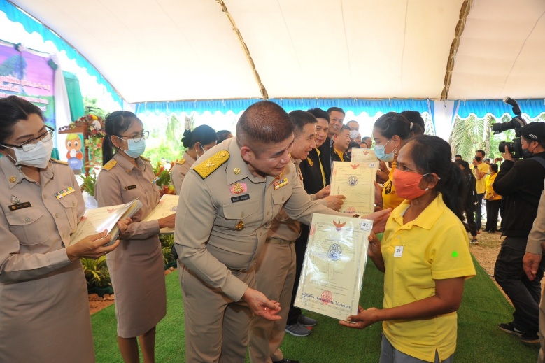  รมช.เกษตรฯ ร.อ.ธรรมนัส พรหมเผ่า มอบหนังสืออนุญาตให้เข้าทำประโยชน์ในเขตปฏิรูปที่ดิน (ส.ป.ก. 4-01) แก่เกษตรกร ที่กระบี่