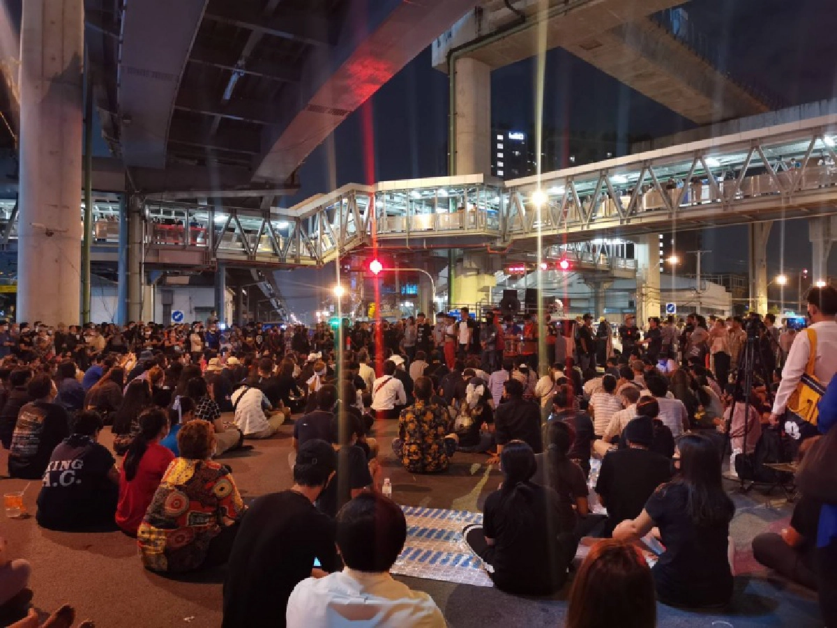 แกนนำกลุ่มราษฎรฝั่งธนฯ ปราศรัยแยกท่าพระ ยืนยันไม่มีการลดเพดานข้อเรียกร้อง โดยเฉพาะการปฏิรูปสถาบัน
