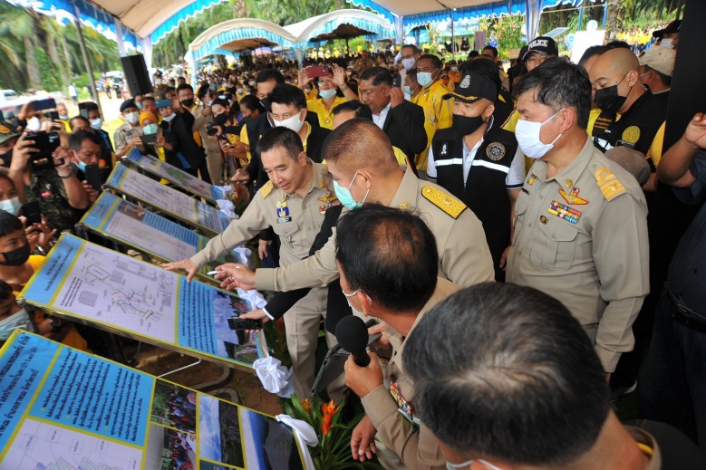  รมช.เกษตรฯ ร.อ.ธรรมนัส พรหมเผ่า มอบหนังสืออนุญาตให้เข้าทำประโยชน์ในเขตปฏิรูปที่ดิน (ส.ป.ก. 4-01) แก่เกษตรกร ที่กระบี่