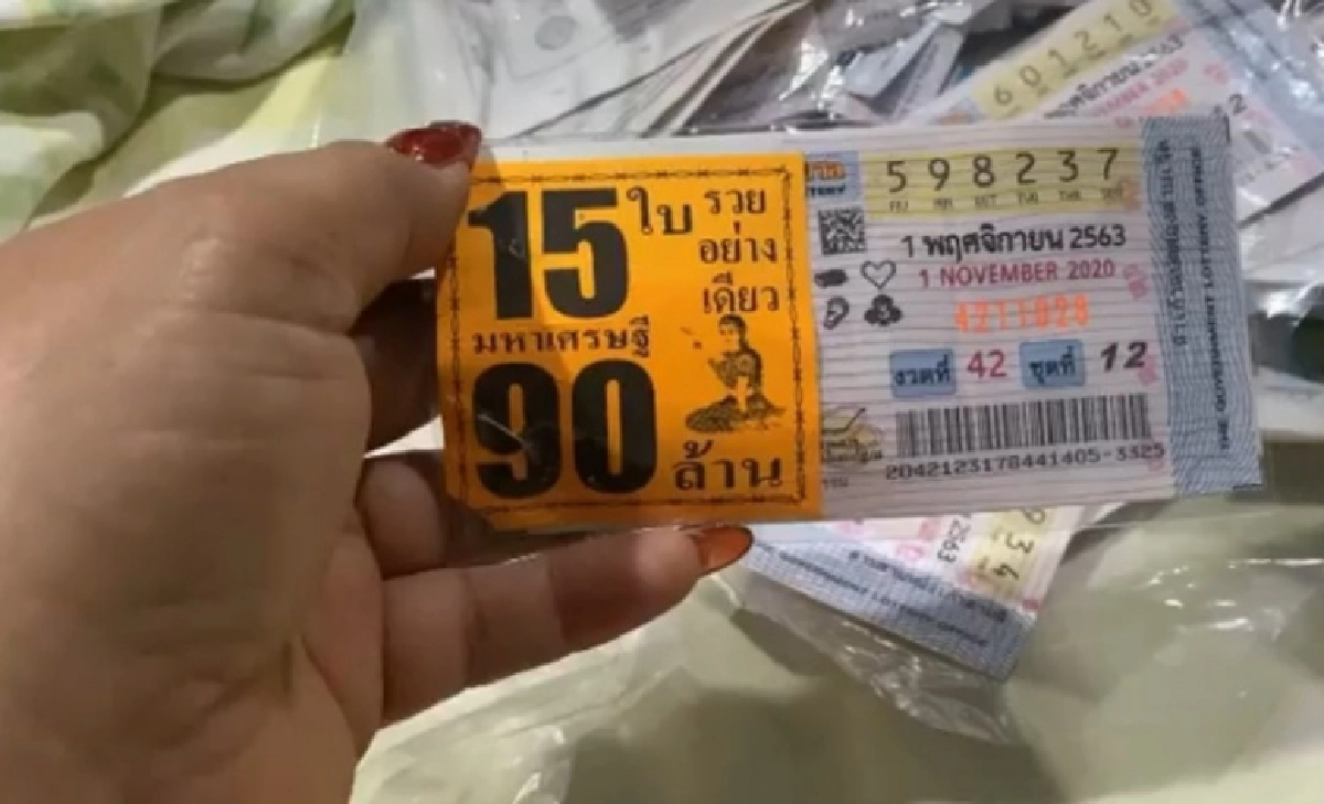 "ฮาย อาภาพร" โพสต์คลิปนั่งตรวจลอตเตอรี่ถุงใหญ่ ก่อนลั่น 3 ตัวหน้าช่วยชีวิต