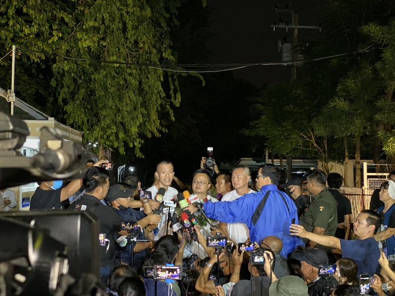 คลิปนาทีปล่อยตัว "อานนท์-สมยศ-เอกชัย-สุรนาถ" ลั่นเดินหน้าเรียกร้อง 3 ข้อ