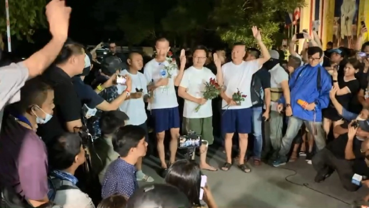 คลิปนาทีปล่อยตัว "อานนท์-สมยศ-เอกชัย-สุรนาถ" ลั่นเดินหน้าเรียกร้อง 3 ข้อ