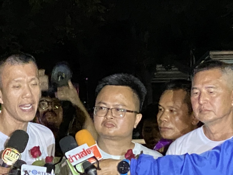 คลิปนาทีปล่อยตัว "อานนท์-สมยศ-เอกชัย-สุรนาถ" ลั่นเดินหน้าเรียกร้อง 3 ข้อ