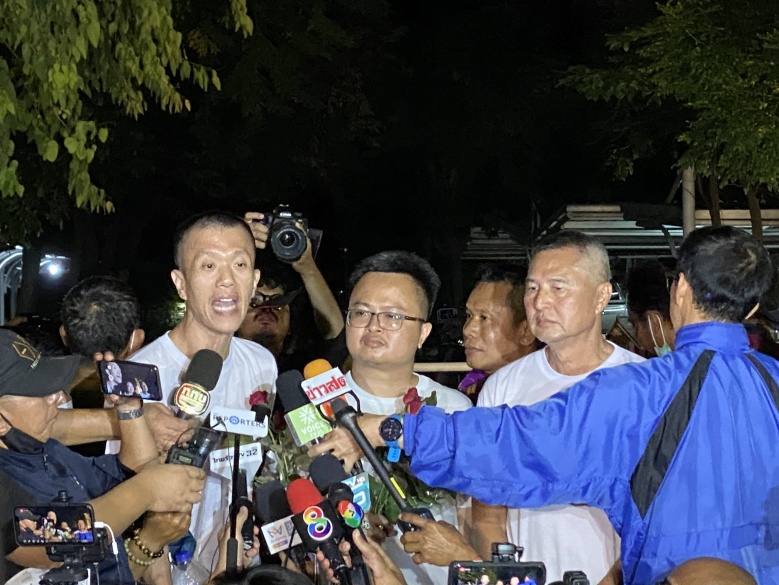 คลิปนาทีปล่อยตัว "อานนท์-สมยศ-เอกชัย-สุรนาถ" ลั่นเดินหน้าเรียกร้อง 3 ข้อ