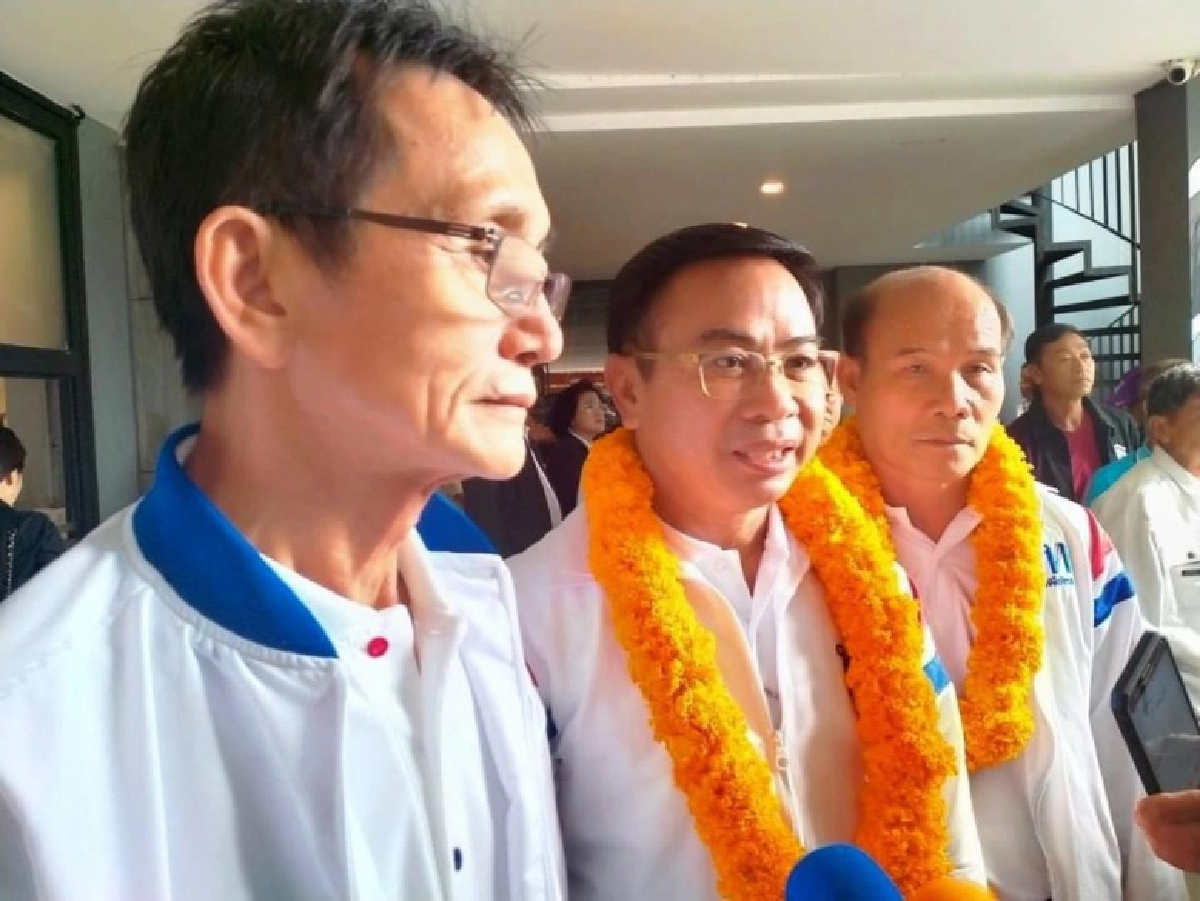 อีสานไฟต์ 'ธนาธร' ท้ารบ แชมป์เพื่อไทย