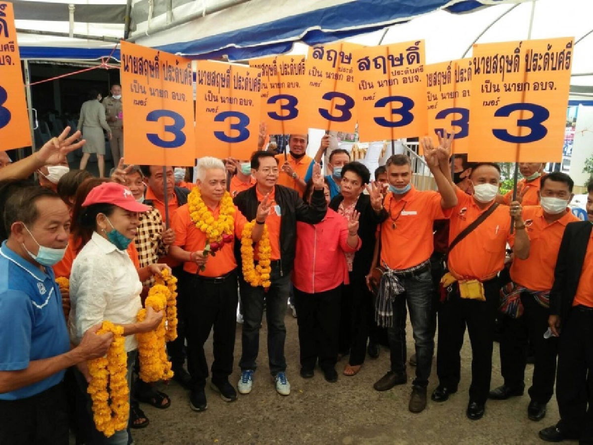 อีสานไฟต์ 'ธนาธร' ท้ารบ แชมป์เพื่อไทย