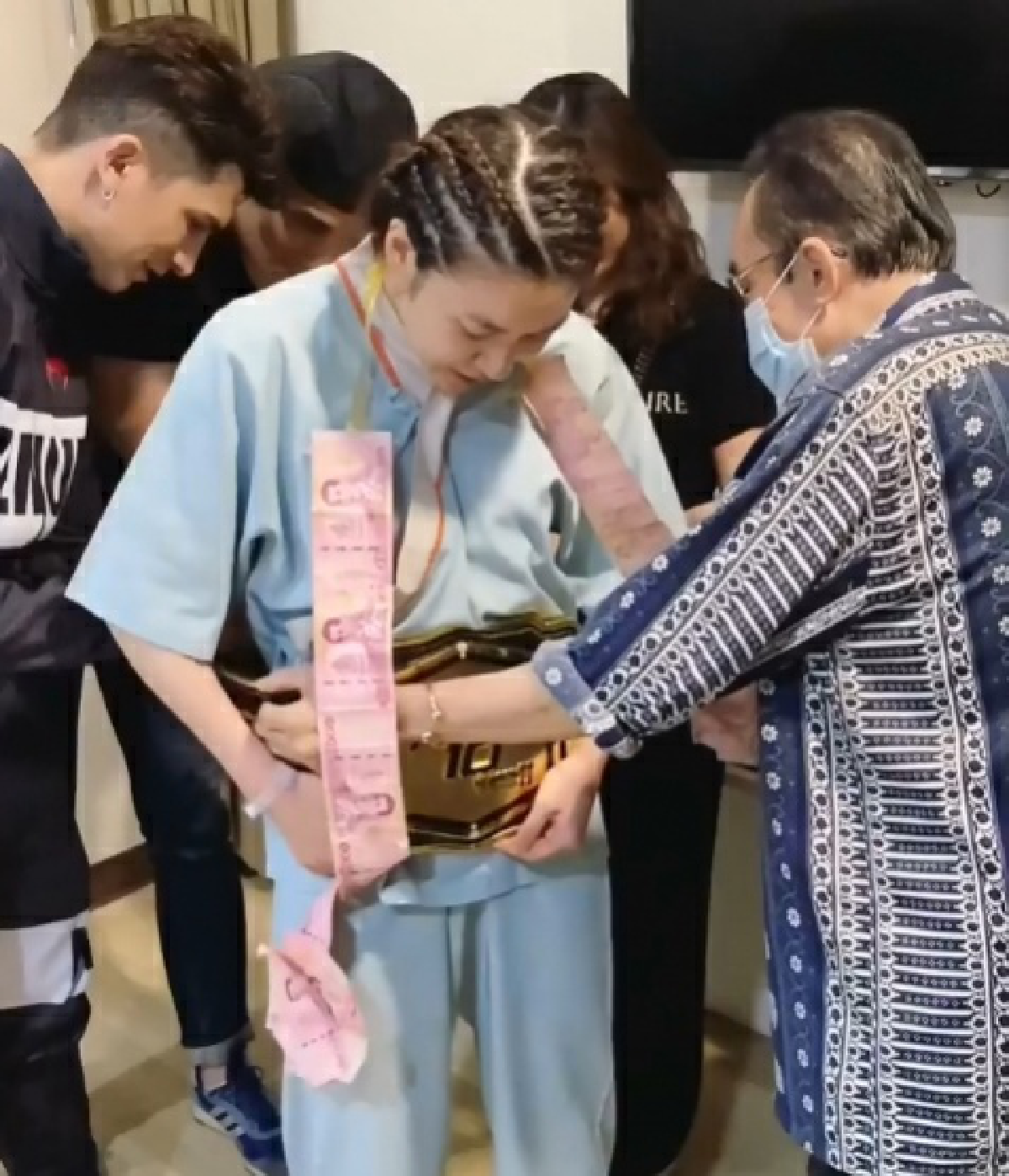 เกรซเผยคลิป นาทีพ่อคาดเข็มขัดทองให้เชียร์ ถึงรพ. ทำเอายิ้มแก้มปริ