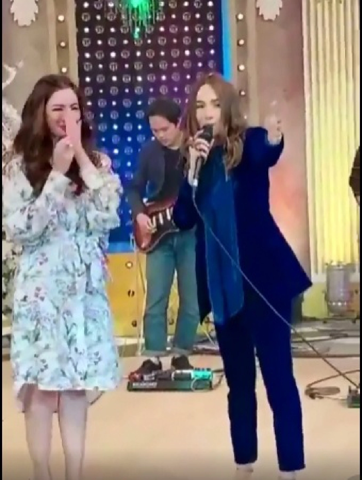 "แอฟ ทักษอร" ถึงกับน้ำตาร่วง เจอศิลปินในดวงใจ ร้องเพลงเซอร์ไพรส์