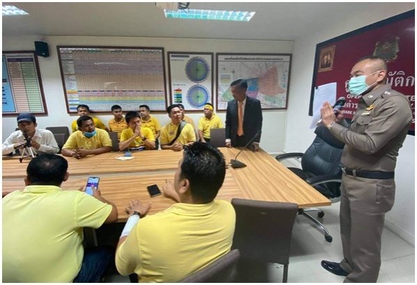 กลุ่มเสื้อเหลืองพบตร.หัวหมาก ตามหมายเรียก ยันไม่ได้ทำร้ายนักศึกษาม.รามคำแหง