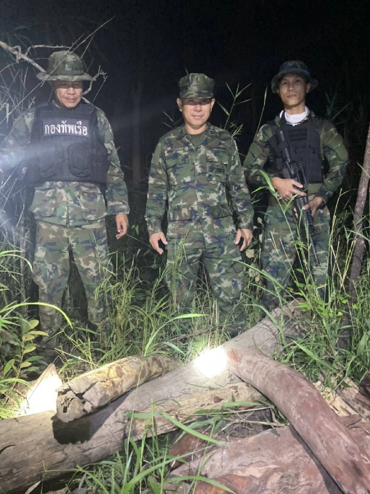 นรข.โขงเจียมบุกป่าช้า ยึดไม้พะยูงกว่า 100 ท่อน เตรียมส่งข้ามโขง