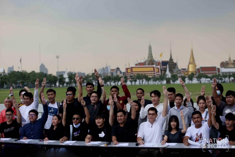 ถอยไม่ได้ "ราษฎร" ลุยไฟ หนทางหวาดเสียว