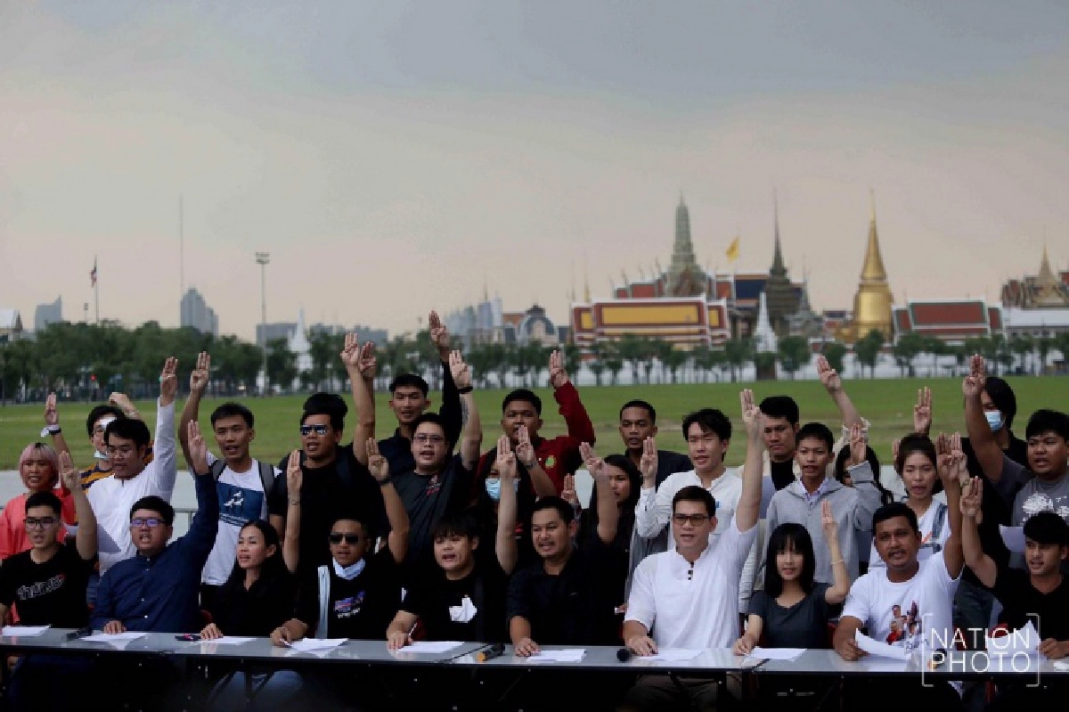 ถอยไม่ได้ "ราษฎร" ลุยไฟ หนทางหวาดเสียว