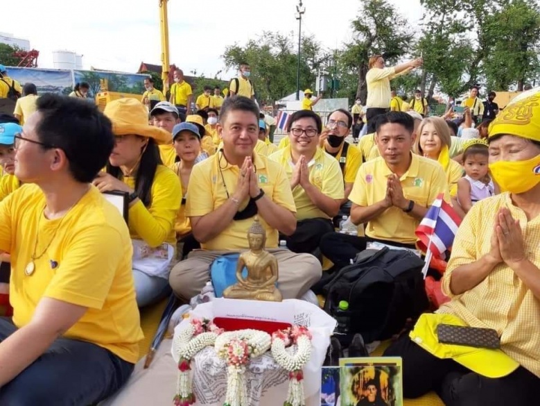 "นพ.ดนัย" เข้าเฝ้าในหลวง ร.10 ทูลเกล้าถวายพระพุทธรูปสำคัญ เชื่อพุทธานุภาพช่วยบ้านเมืองสงบได้