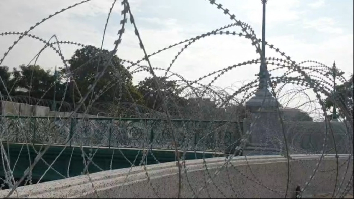 กลุ่มผู้ชุมนุม "ราษฎร" ทยอยเข้าพื้นที่อนุสาวรีย์ประชาธิปไตย 