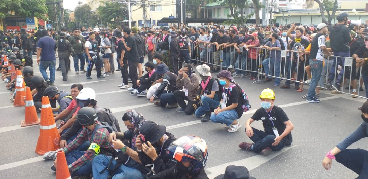  เปิดไทม์ไลน์ "ม็อบ8พฤศจิกา"  ตำรวจนำลวดหนาม แบริเออร์ปิดการจราจรหลายจุด