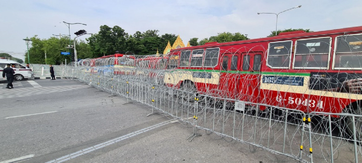  เปิดไทม์ไลน์ "ม็อบ8พฤศจิกา"  ตำรวจนำลวดหนาม แบริเออร์ปิดการจราจรหลายจุด