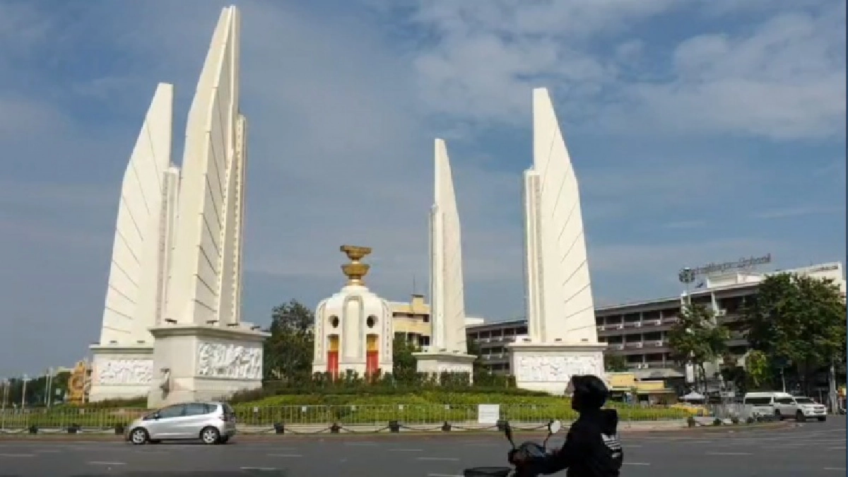 กลุ่มผู้ชุมนุม "ราษฎร" ทยอยเข้าพื้นที่อนุสาวรีย์ประชาธิปไตย 