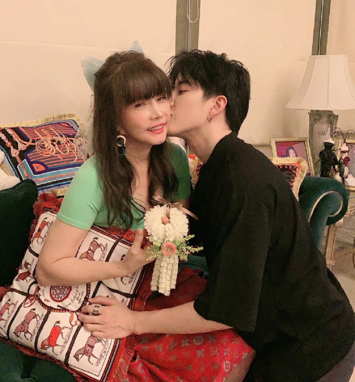"ไมค์ พิรัชต์" โพสต์ภาพอวยพรวันเกิด "แม่ตุ๊ก" ชาวเน็ตตกใจอายุ ไม่อยากเชื่อว่าถึงเลขหลักนี้แล้ว 