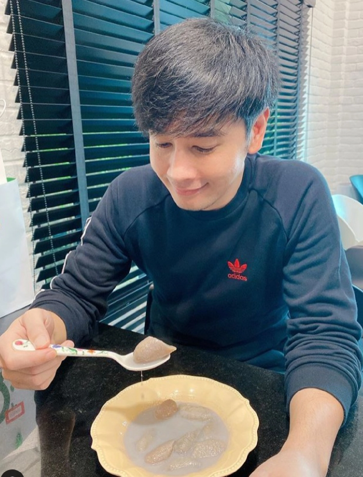 "ออย ธนา" โพสต์เคลื่อนไหว "ถ้าย้อนเวลากลับไปได้" ทำหลายคนสงสัย เกิดอะไรขึ้น